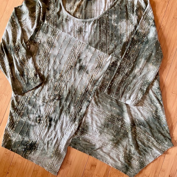 🔸Embroidered Embellished Top🔸 - Picture 3 of 4